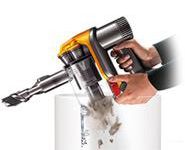 Άδειασμα από τη Dyson DC62 στον κάδο απορριμμάτων